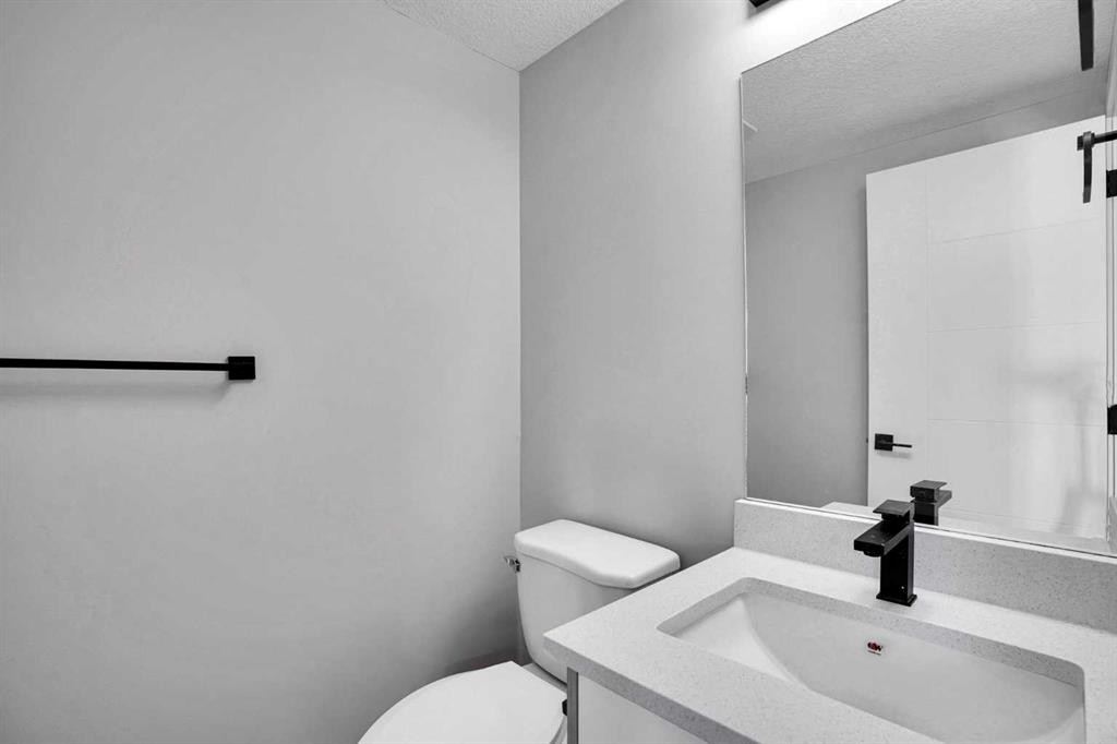 7842 21A Street Se, Calgary, AB - Indoor Photo Showing Bathroom