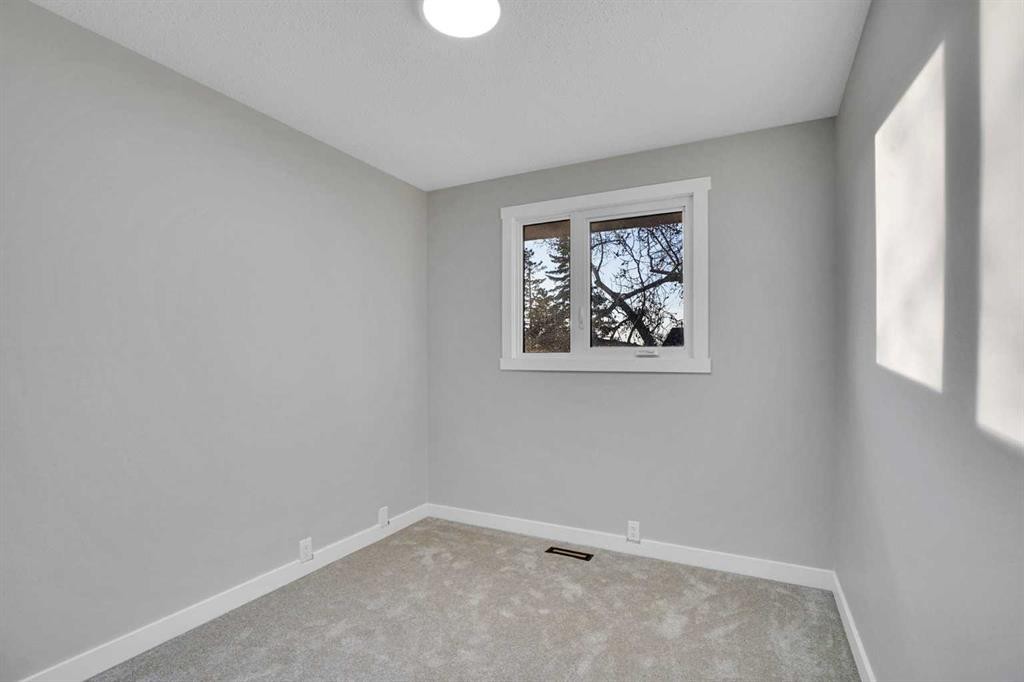 7842 21A Street Se, Calgary, AB - Indoor Photo Showing Other Room