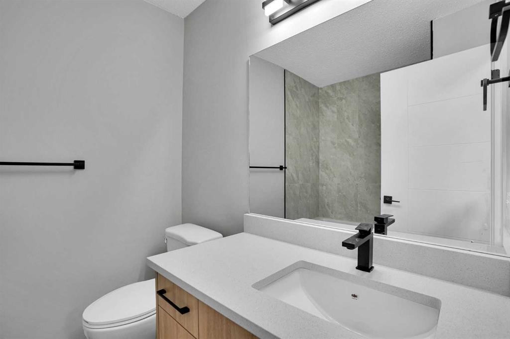 7842 21A Street Se, Calgary, AB - Indoor Photo Showing Bathroom