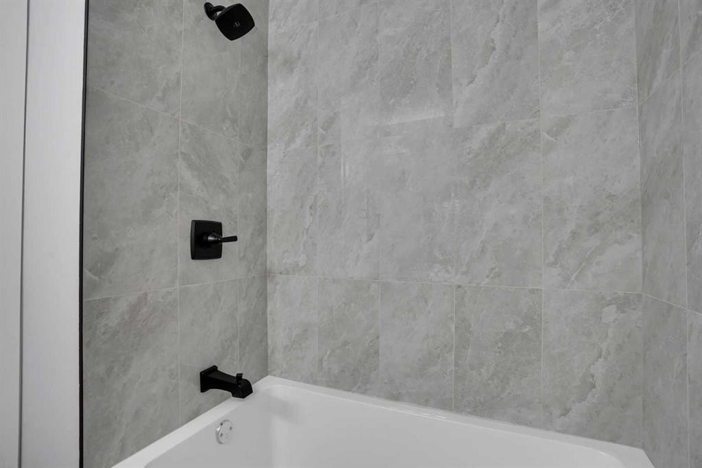 7842 21A Street Se, Calgary, AB - Indoor Photo Showing Bathroom