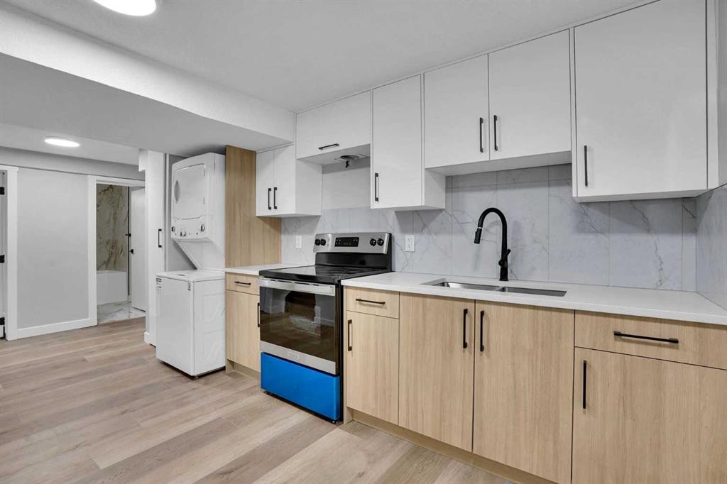 7842 21A Street Se, Calgary, AB - Indoor Photo Showing Kitchen