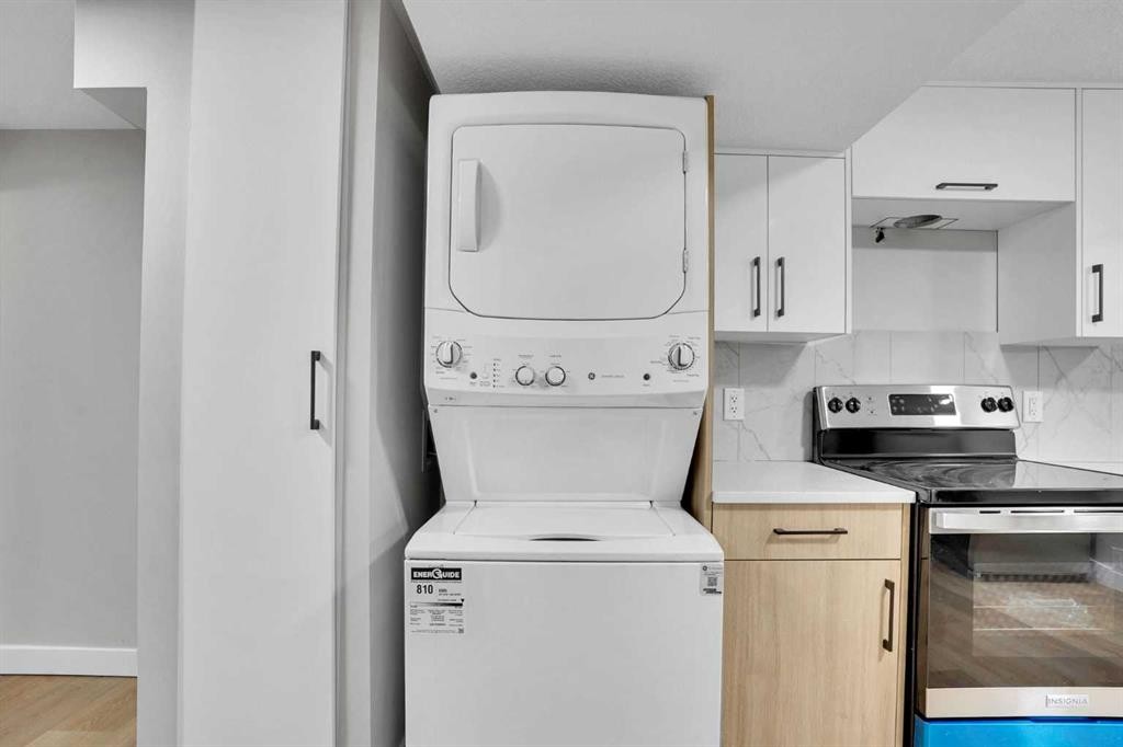 7842 21A Street Se, Calgary, AB - Indoor Photo Showing Laundry Room