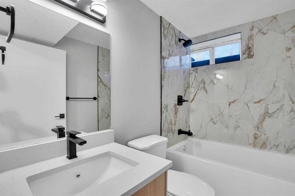 7842 21A Street Se, Calgary, AB - Indoor Photo Showing Bathroom