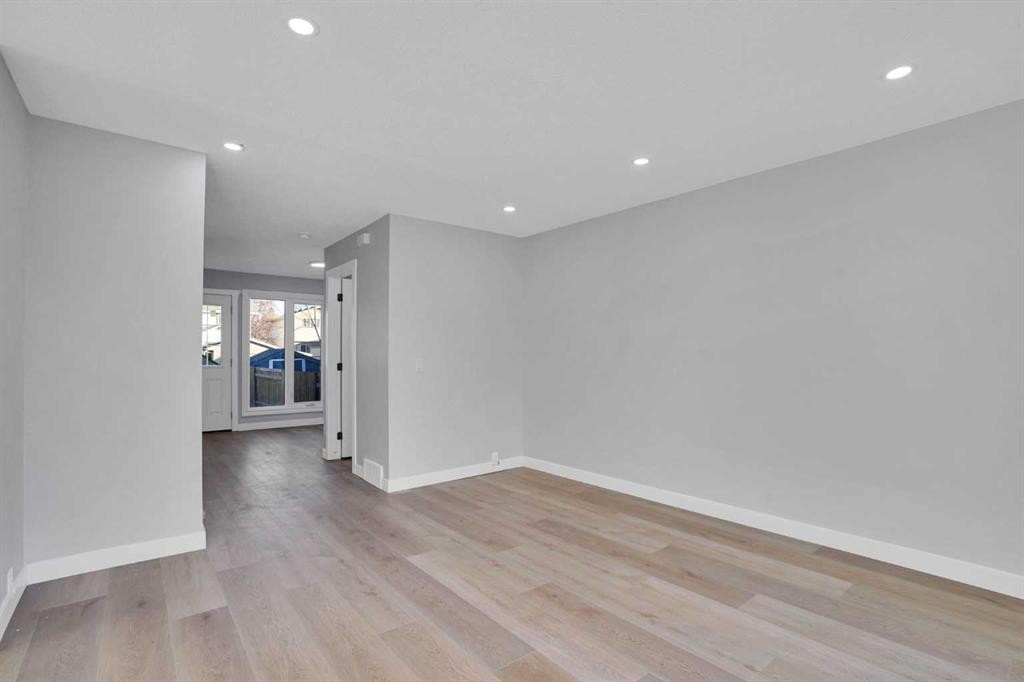 7842 21A Street Se, Calgary, AB - Indoor Photo Showing Other Room