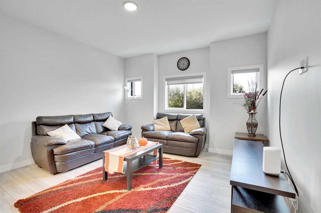 96 Tuscany Summit Square Nw, Calgary, AB - Indoor Photo Showing Living Room