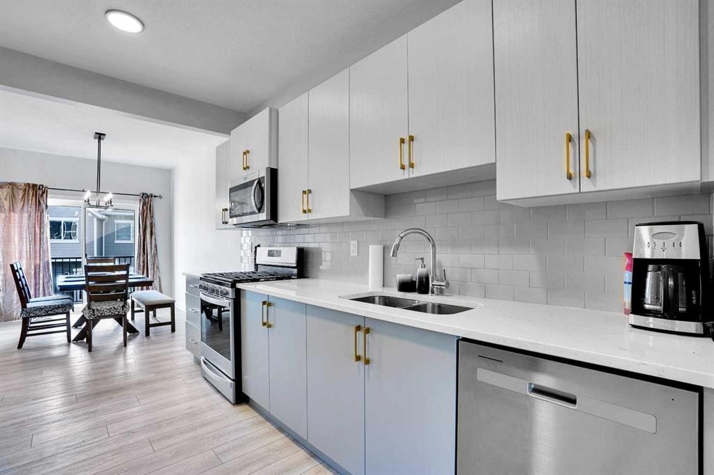 96 Tuscany Summit Square Nw, Calgary, AB - Indoor Photo Showing Kitchen With Double Sink With Upgraded Kitchen