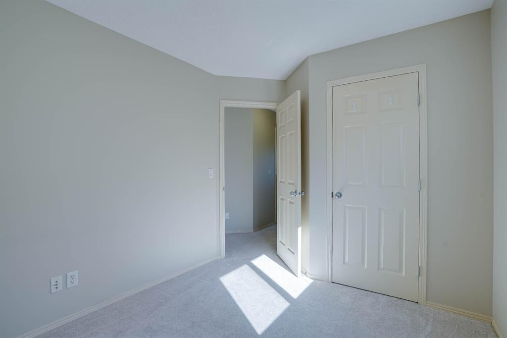 15 Tuscany Reserve Bay Nw, Calgary, AB - Indoor Photo Showing Other Room