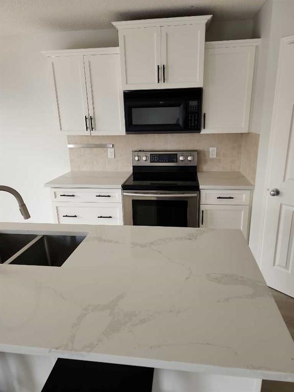 15 Tuscany Reserve Bay Nw, Calgary, AB - Indoor Photo Showing Kitchen With Double Sink