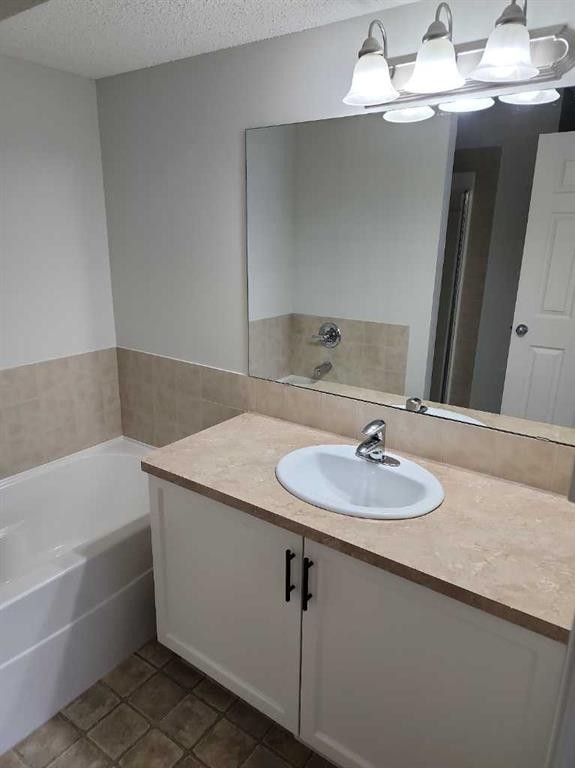 15 Tuscany Reserve Bay Nw, Calgary, AB - Indoor Photo Showing Bathroom