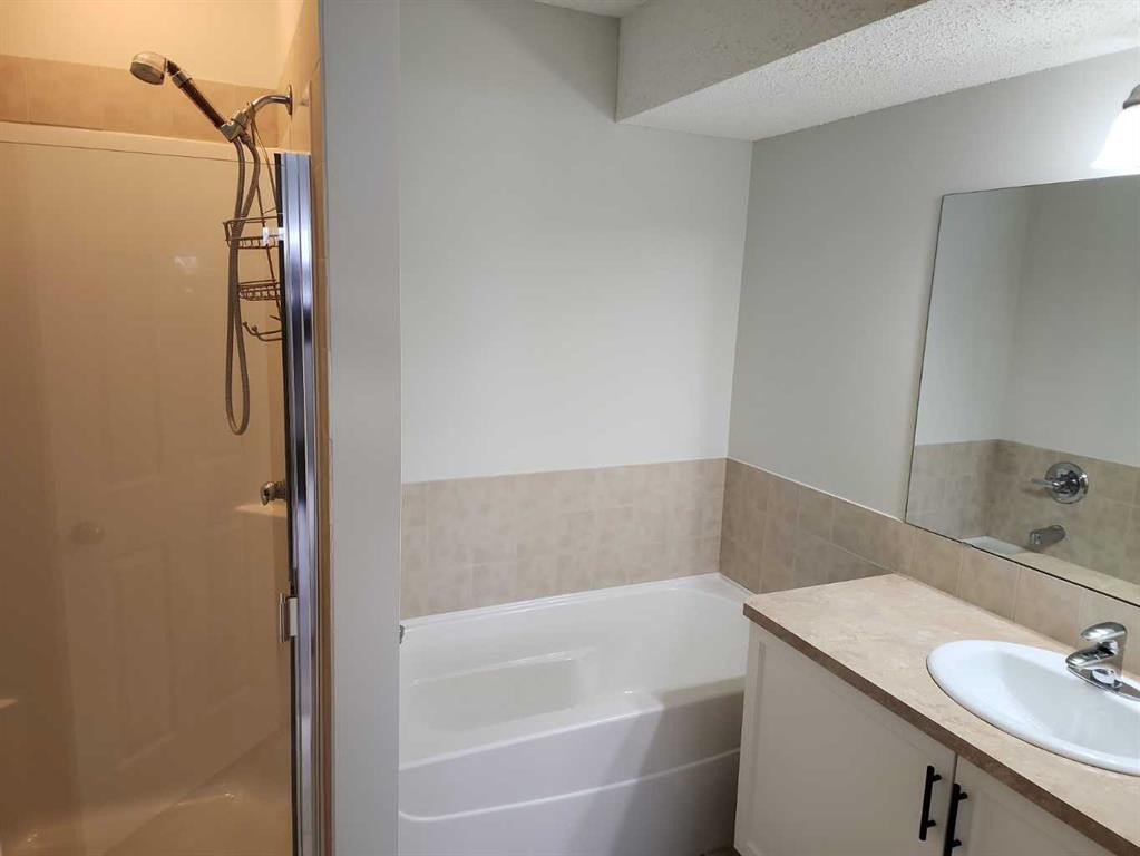 15 Tuscany Reserve Bay Nw, Calgary, AB - Indoor Photo Showing Bathroom