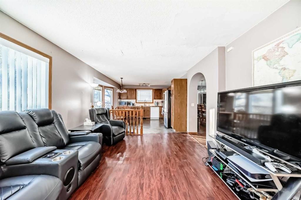 78 Sandringham Way Nw, Calgary, AB - Indoor Photo Showing Living Room