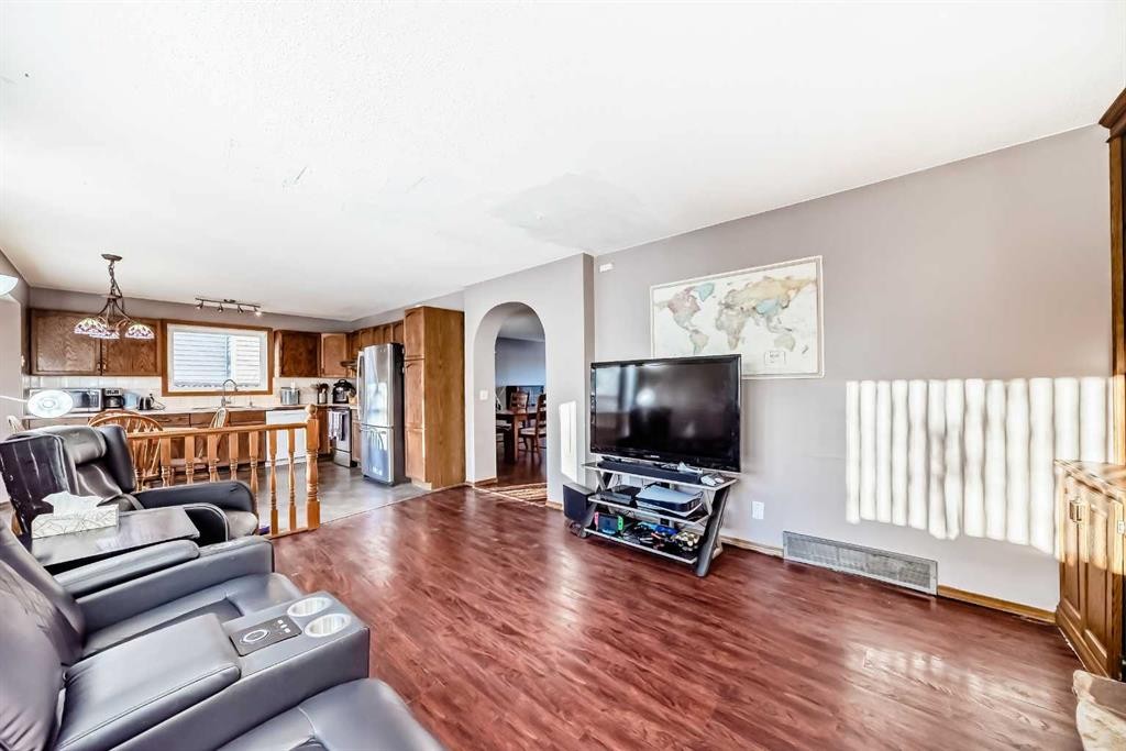 78 Sandringham Way Nw, Calgary, AB - Indoor Photo Showing Living Room