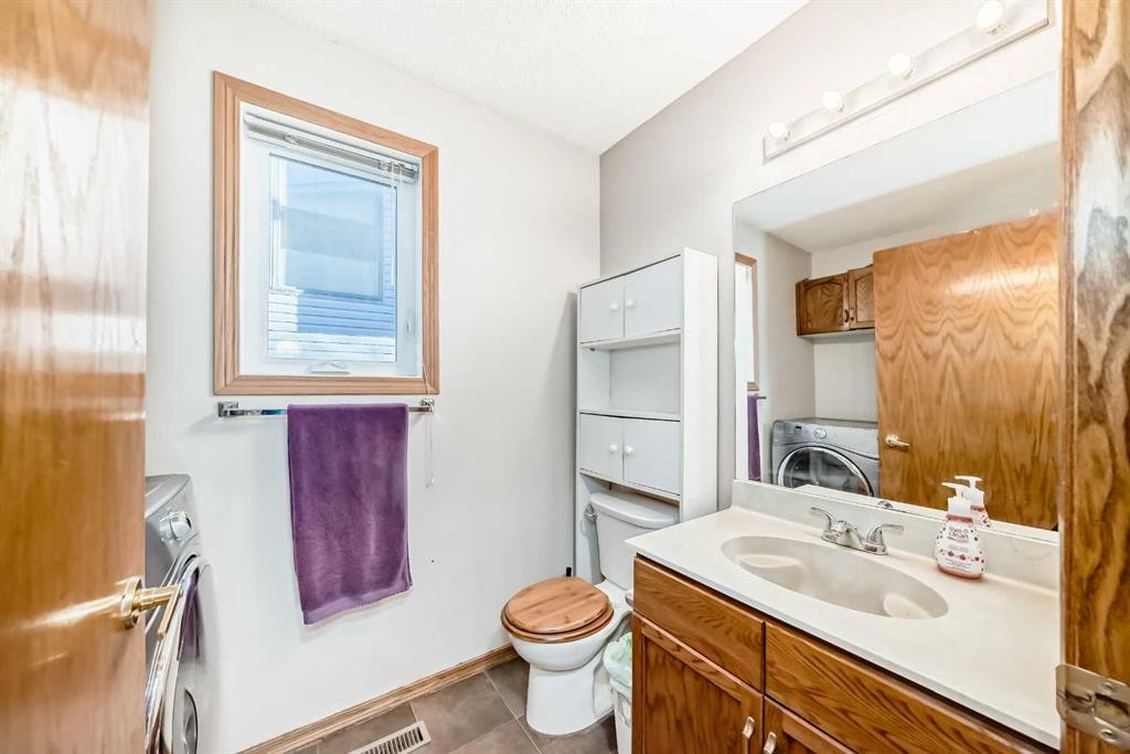 78 Sandringham Way Nw, Calgary, AB - Indoor Photo Showing Bathroom