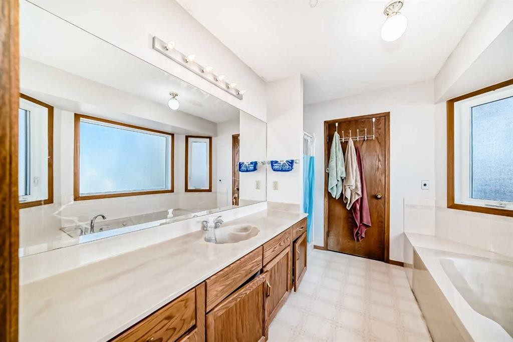 78 Sandringham Way Nw, Calgary, AB - Indoor Photo Showing Bathroom