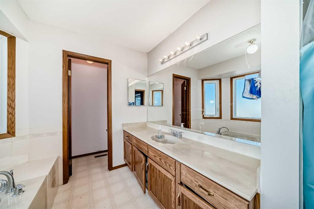 78 Sandringham Way Nw, Calgary, AB - Indoor Photo Showing Bathroom
