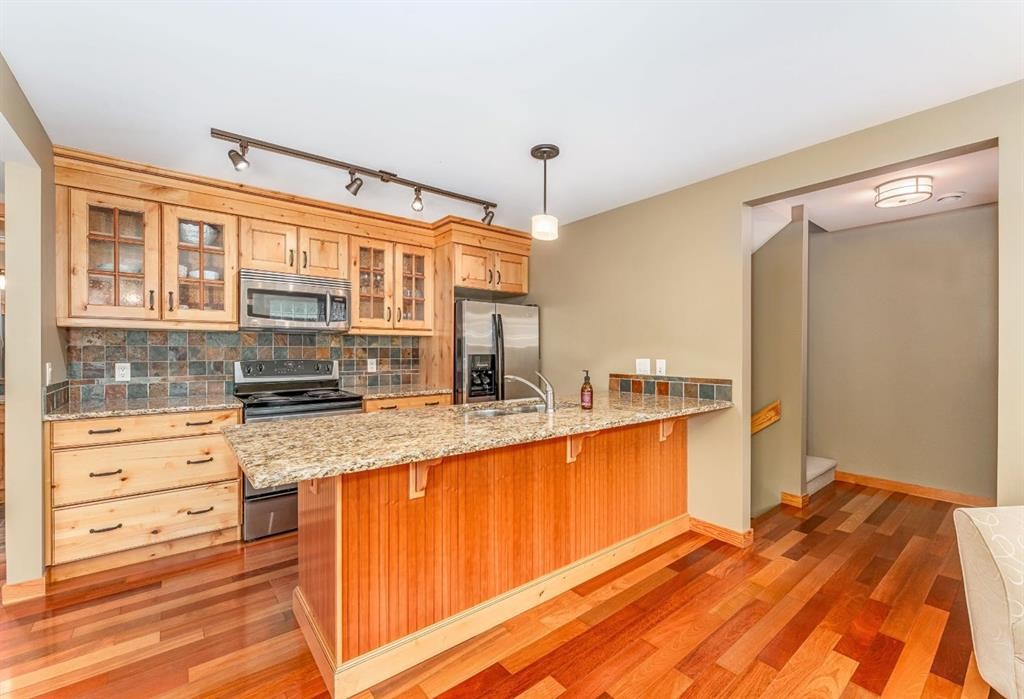 2-722 3Rd Street, Canmore, AB - Indoor Photo Showing Kitchen