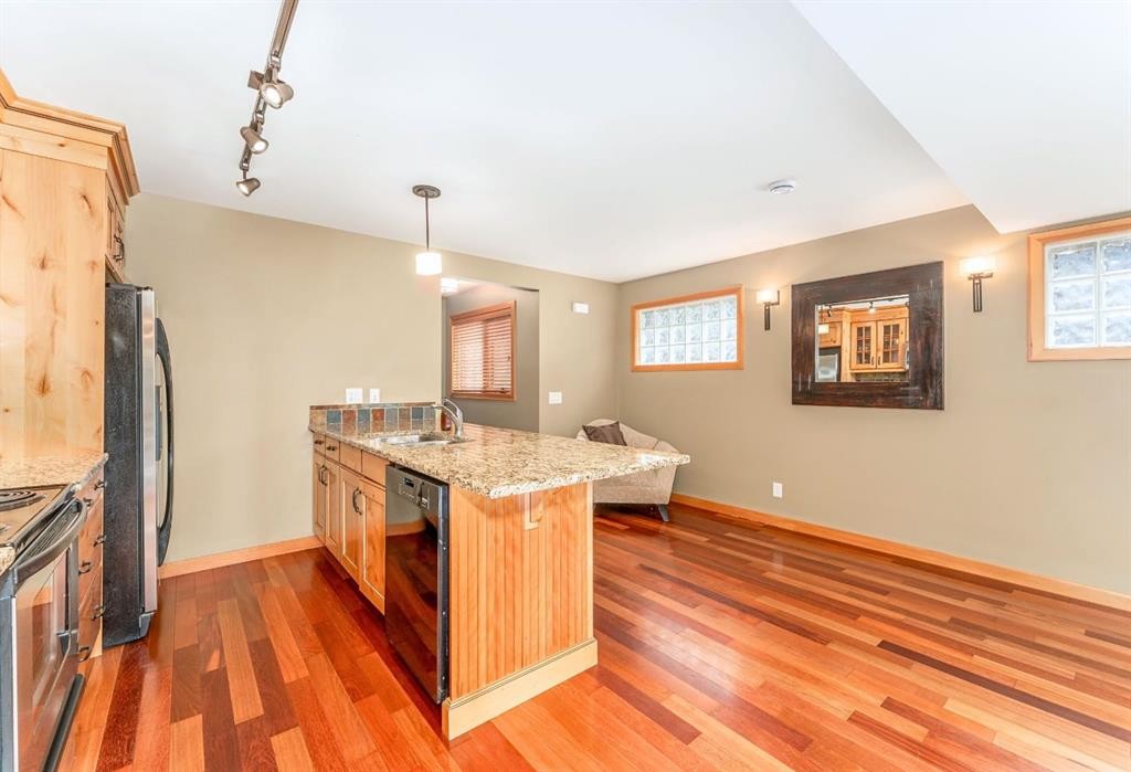 2-722 3Rd Street, Canmore, AB - Indoor Photo Showing Kitchen