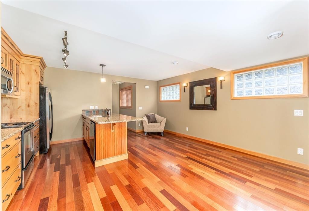 2-722 3Rd Street, Canmore, AB - Indoor Photo Showing Kitchen