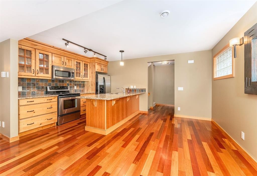 2-722 3Rd Street, Canmore, AB - Indoor Photo Showing Kitchen