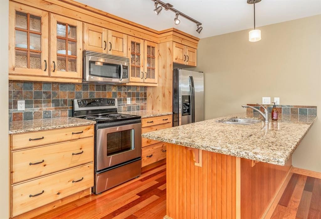 2-722 3Rd Street, Canmore, AB - Indoor Photo Showing Kitchen
