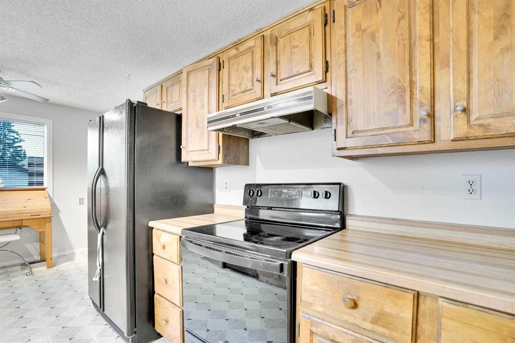 7915 Ranchview Drive Nw, Calgary, AB - Indoor Photo Showing Kitchen