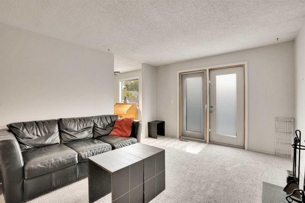 7915 Ranchview Drive Nw, Calgary, AB - Indoor Photo Showing Living Room