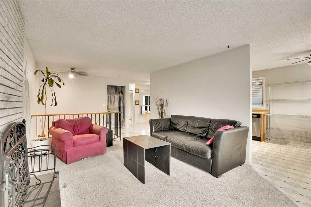 7915 Ranchview Drive Nw, Calgary, AB - Indoor Photo Showing Living Room