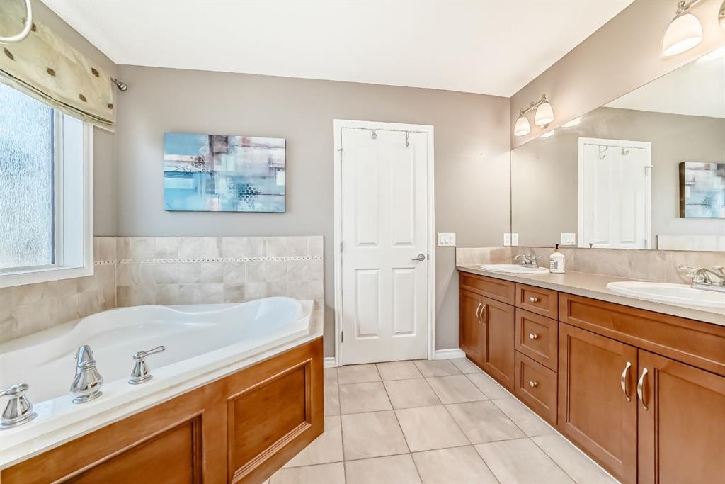 108 Seagreen Lane, Chestermere, AB - Indoor Photo Showing Bathroom