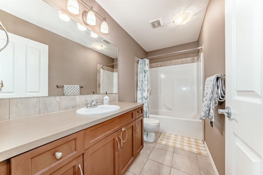 108 Seagreen Lane, Chestermere, AB - Indoor Photo Showing Bathroom