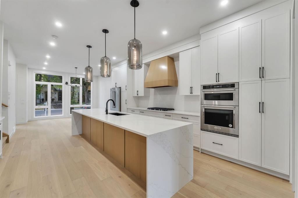 506 28 Avenue Nw, Calgary, AB - Indoor Photo Showing Kitchen With Upgraded Kitchen