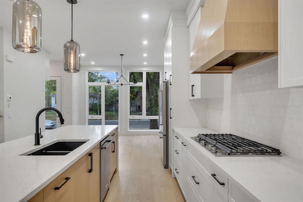 506 28 Avenue Nw, Calgary, AB - Indoor Photo Showing Kitchen With Double Sink With Upgraded Kitchen