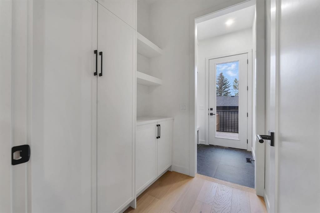 506 28 Avenue Nw, Calgary, AB - Indoor Photo Showing Other Room