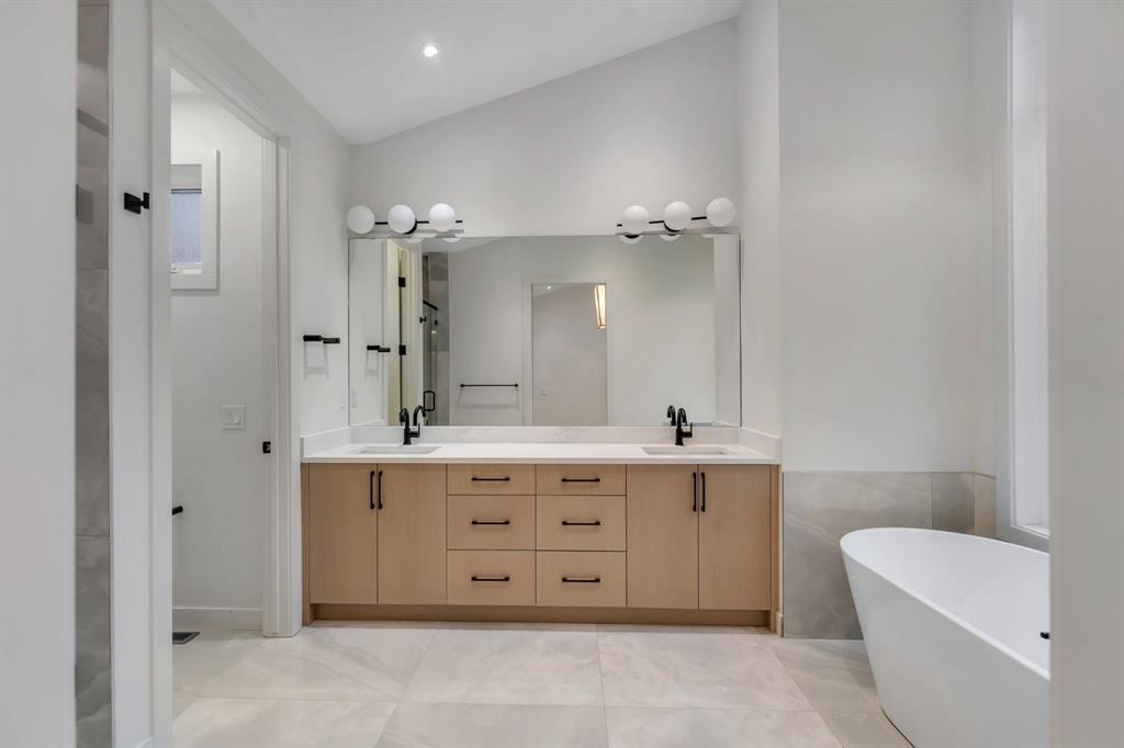 506 28 Avenue Nw, Calgary, AB - Indoor Photo Showing Bathroom