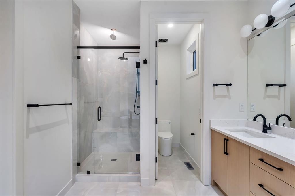 506 28 Avenue Nw, Calgary, AB - Indoor Photo Showing Bathroom