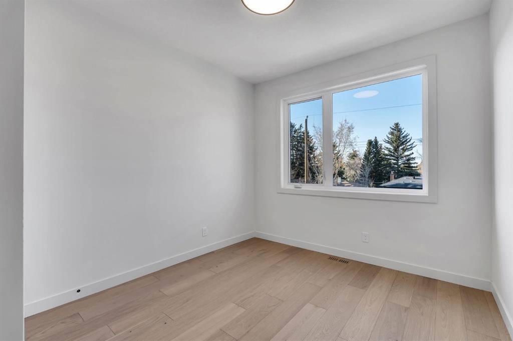 506 28 Avenue Nw, Calgary, AB - Indoor Photo Showing Other Room