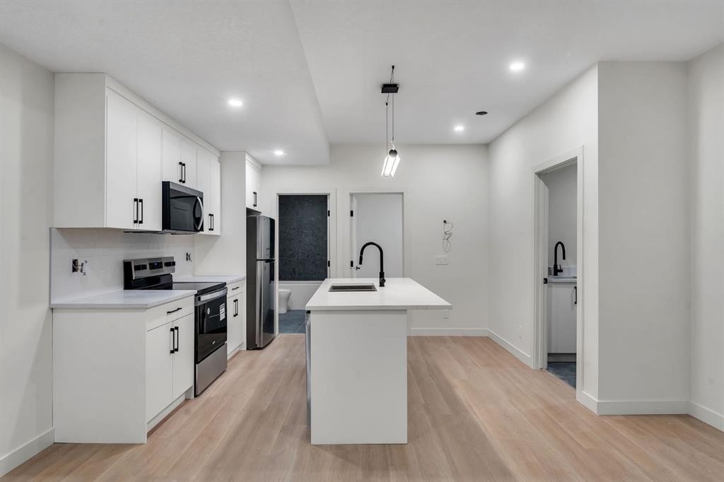506 28 Avenue Nw, Calgary, AB - Indoor Photo Showing Kitchen With Upgraded Kitchen