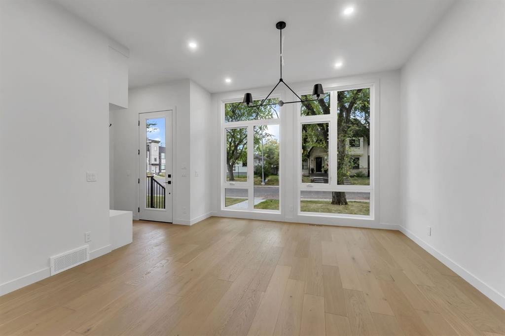 506 28 Avenue Nw, Calgary, AB - Indoor Photo Showing Other Room