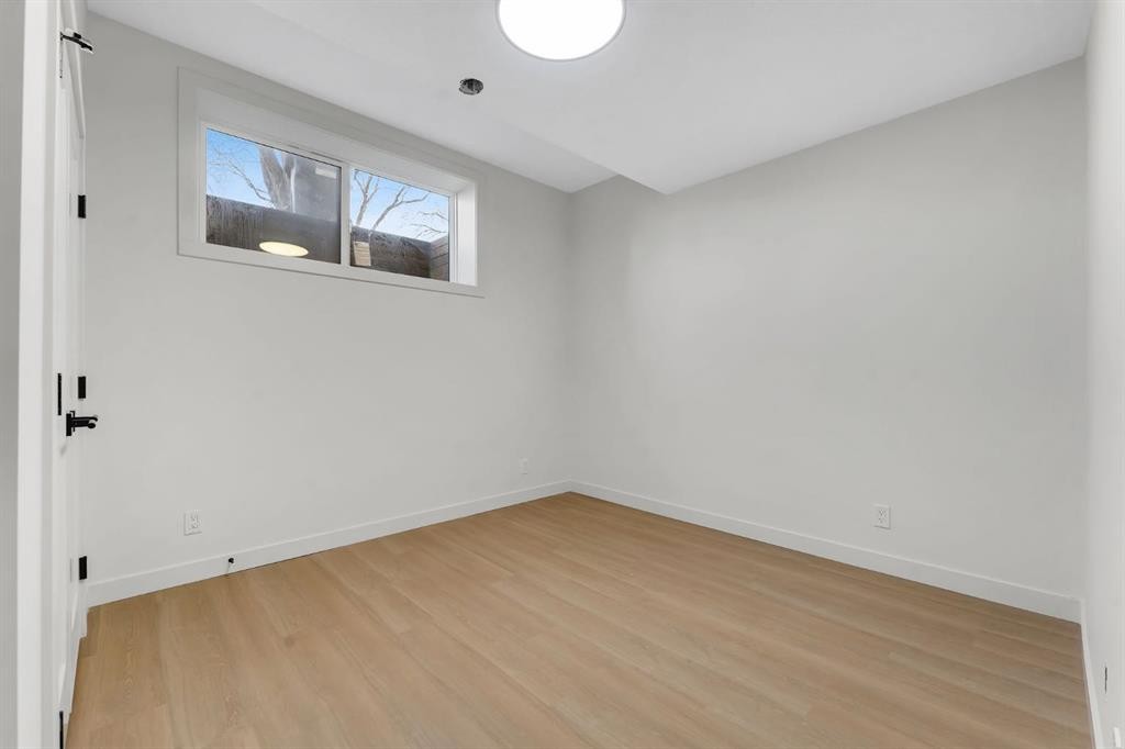 506 28 Avenue Nw, Calgary, AB - Indoor Photo Showing Other Room