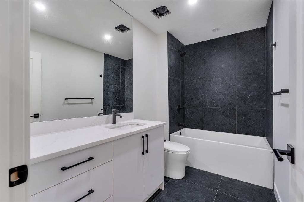 506 28 Avenue Nw, Calgary, AB - Indoor Photo Showing Bathroom