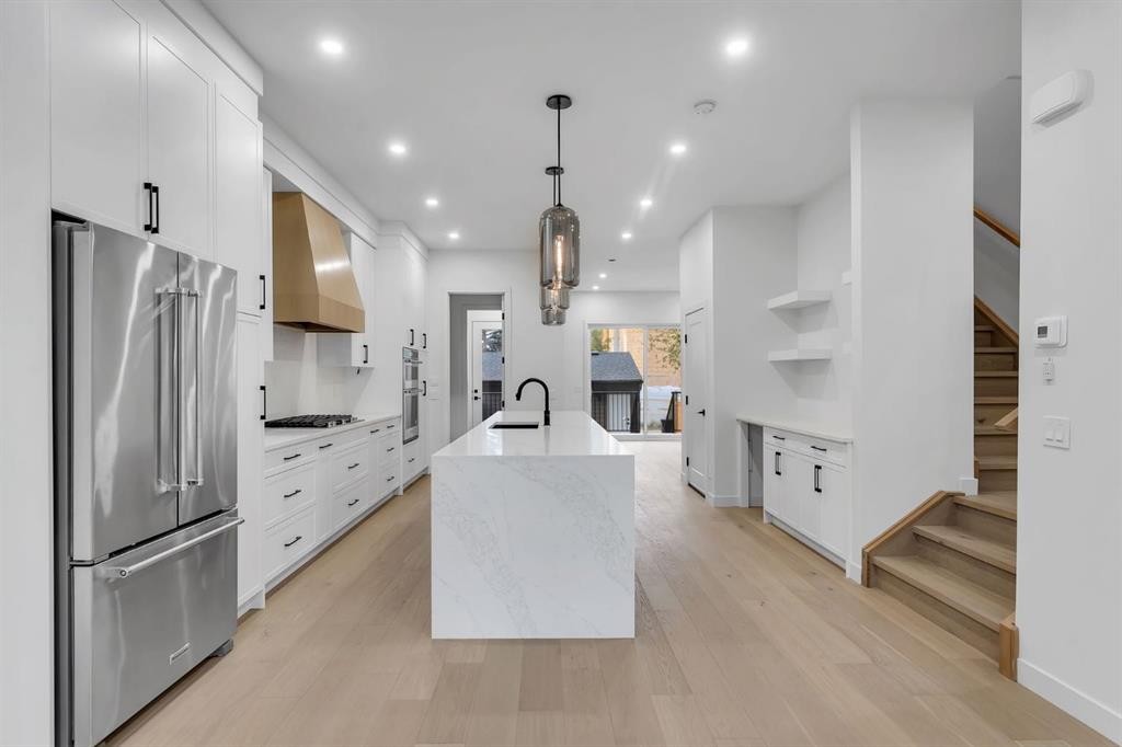 506 28 Avenue Nw, Calgary, AB - Indoor Photo Showing Kitchen With Upgraded Kitchen