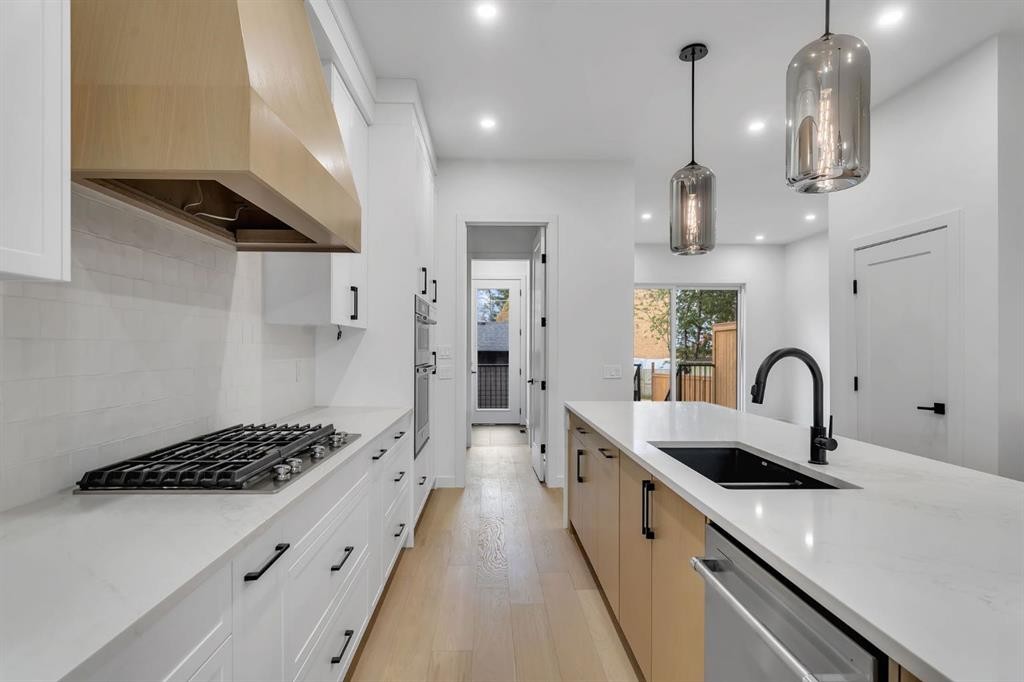 506 28 Avenue Nw, Calgary, AB - Indoor Photo Showing Kitchen With Double Sink With Upgraded Kitchen