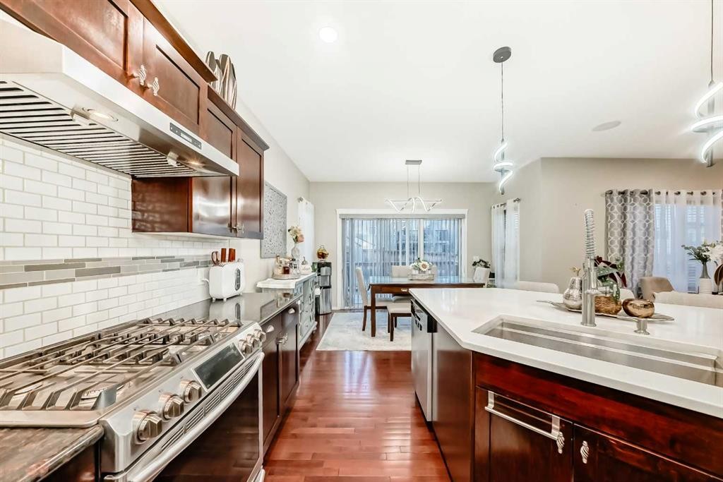 719 Panamount Boulevard Nw, Calgary, AB - Indoor Photo Showing Kitchen With Double Sink With Upgraded Kitchen