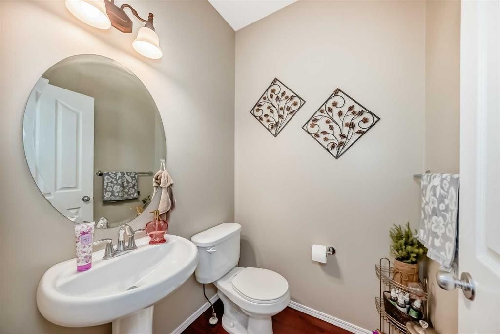 719 Panamount Boulevard Nw, Calgary, AB - Indoor Photo Showing Bathroom