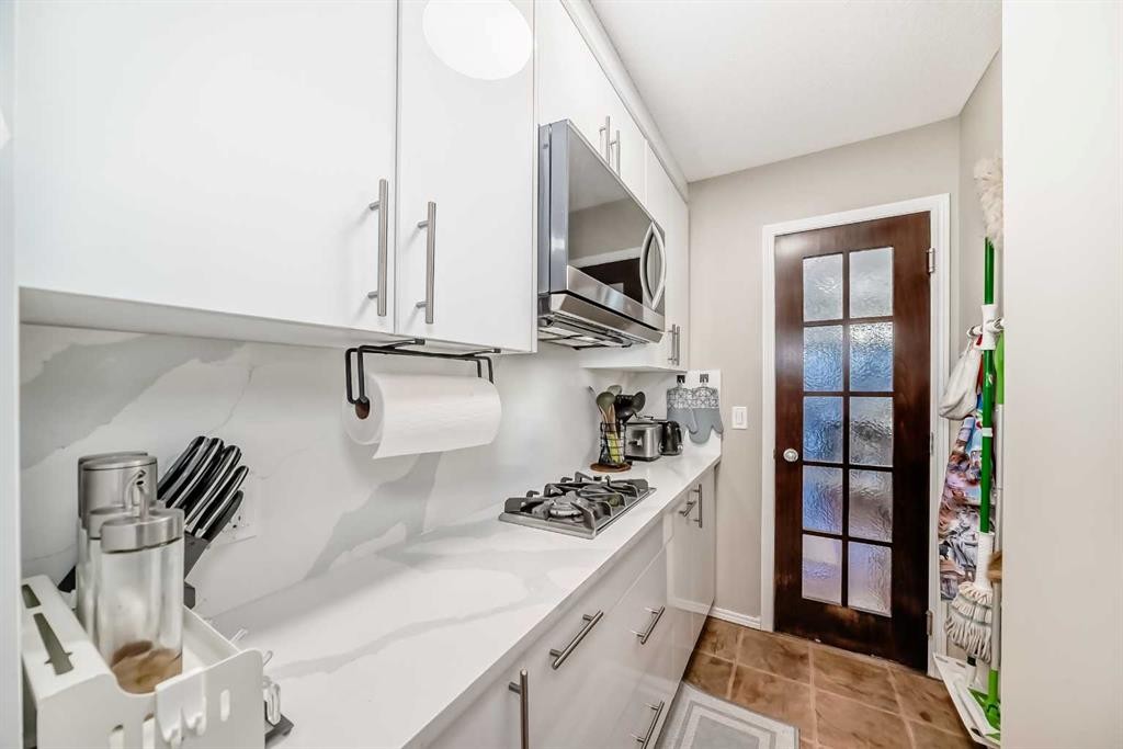 719 Panamount Boulevard Nw, Calgary, AB - Indoor Photo Showing Kitchen