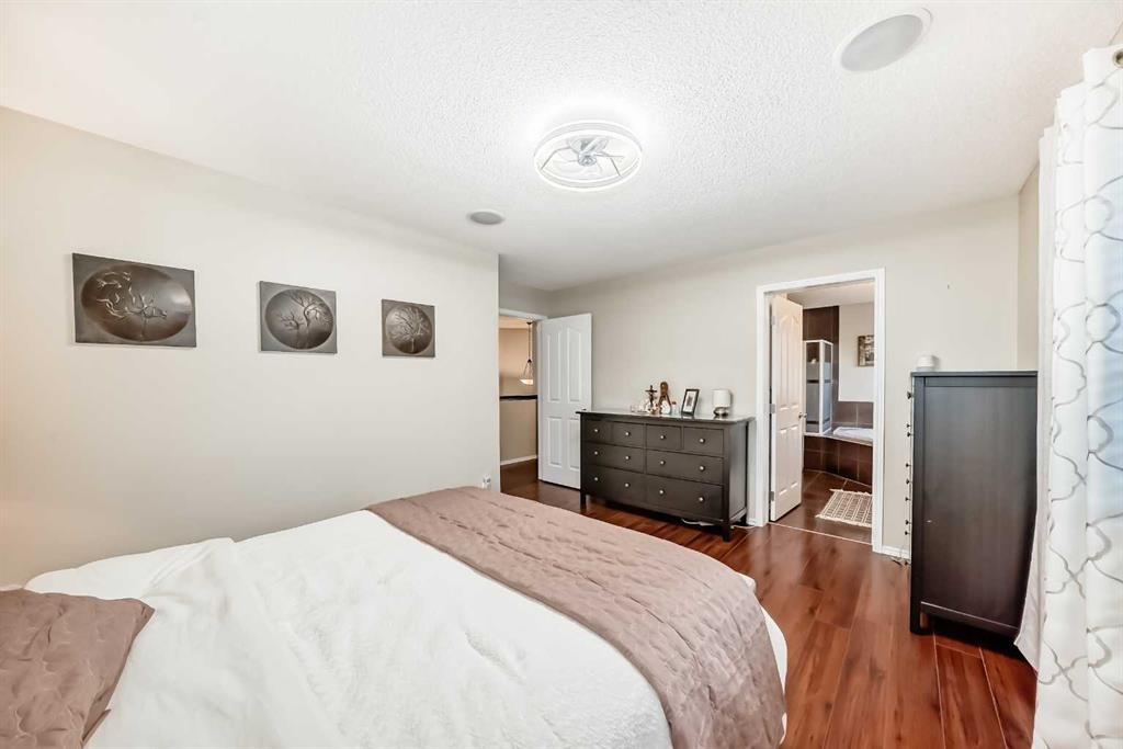 719 Panamount Boulevard Nw, Calgary, AB - Indoor Photo Showing Bedroom