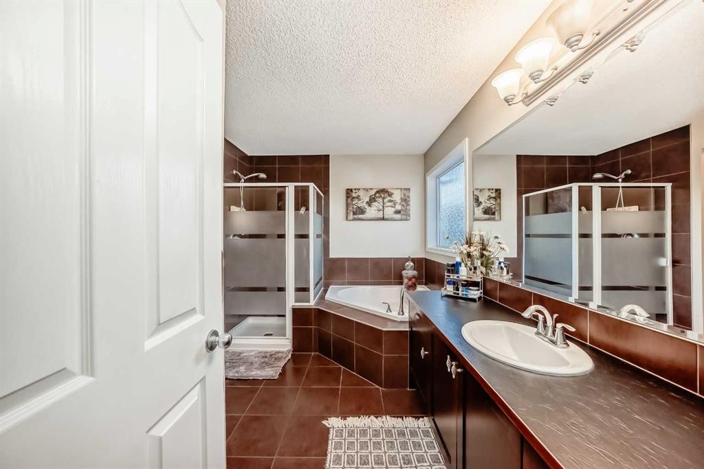 719 Panamount Boulevard Nw, Calgary, AB - Indoor Photo Showing Bathroom