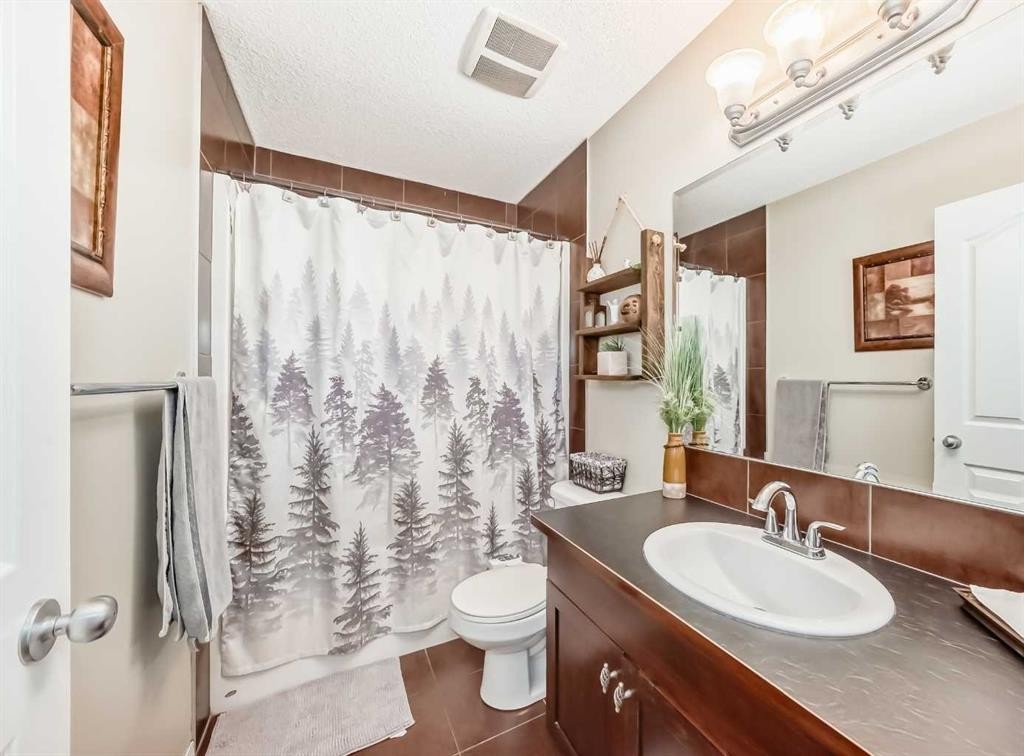 719 Panamount Boulevard Nw, Calgary, AB - Indoor Photo Showing Bathroom