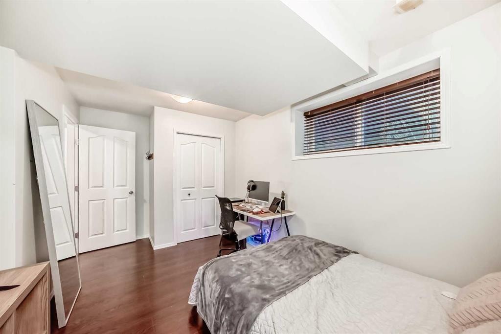 719 Panamount Boulevard Nw, Calgary, AB - Indoor Photo Showing Bedroom
