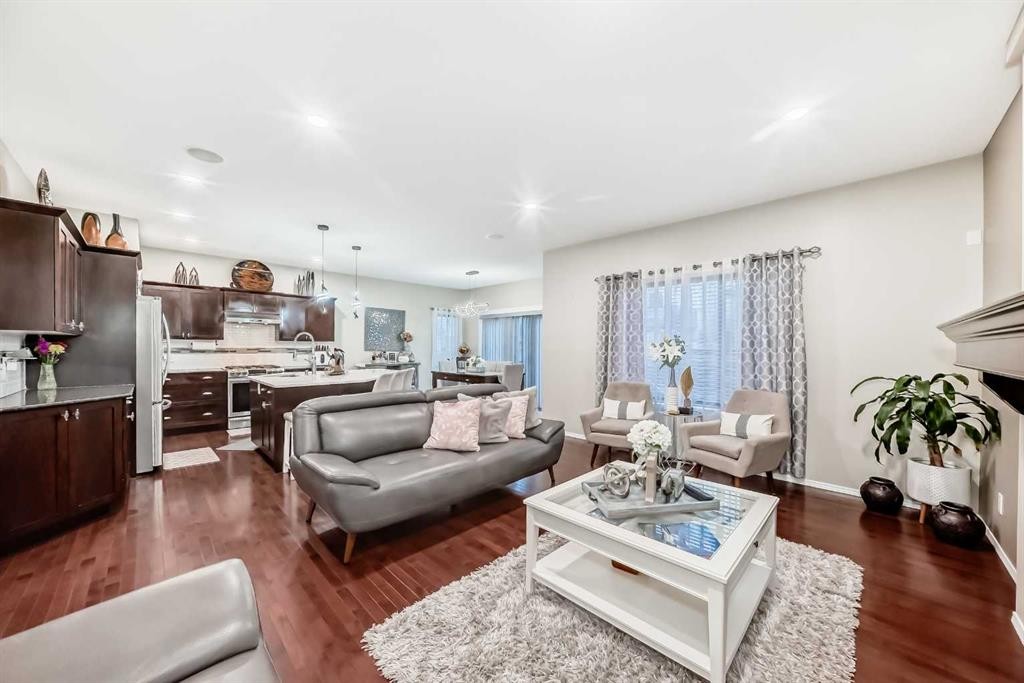 719 Panamount Boulevard Nw, Calgary, AB - Indoor Photo Showing Living Room