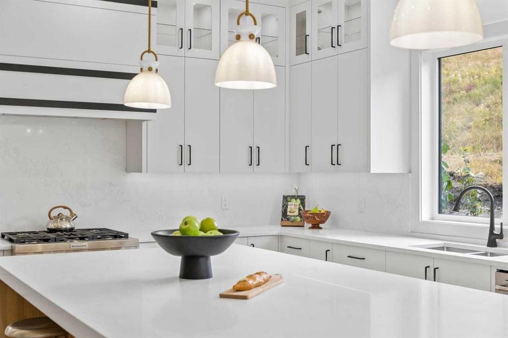 407 Patterson Boulevard Sw, Calgary, AB - Indoor Photo Showing Kitchen With Double Sink With Upgraded Kitchen